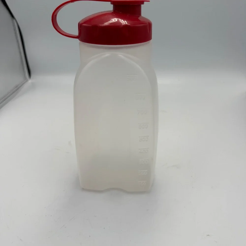 Rubbermaid 32 oz 1 Qt Mixing Bottle Red Flip Top Lid Translucent Made in USA